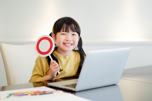 プログラミング教室に満足している小学生の女の子