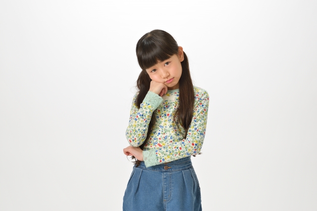 プログラミング検定で悩む小学生の女の子
