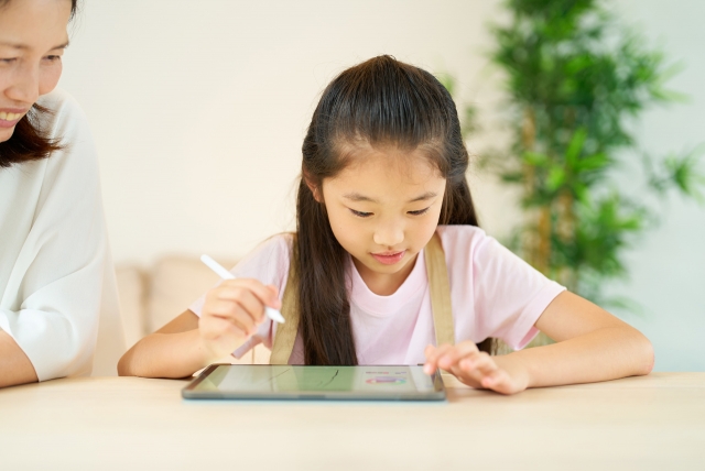タブレットPCを使って遊ぶ親子