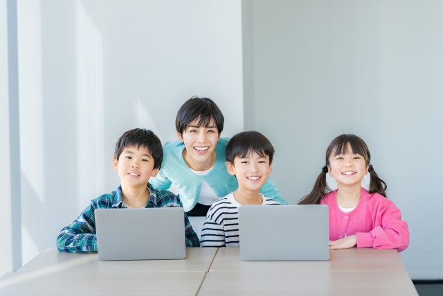 教室でプログラミングを学ぶ子供たち